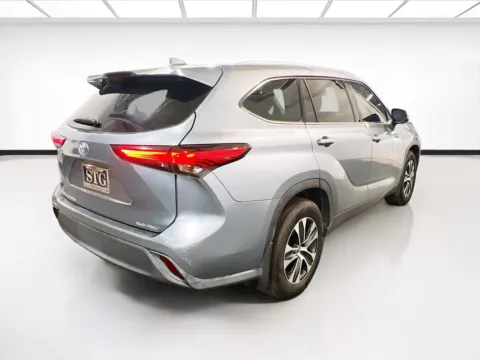 More photos of 2020 Toyota Highlander XLE at STG Chandler, AZ