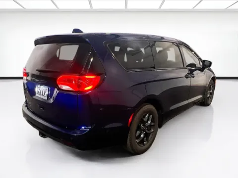 More photos of 2020 Chrysler Pacifica Touring at STG Chandler, AZ