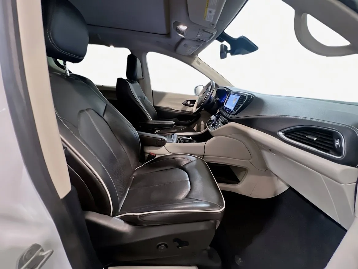 Chrysler Pacifica photo 22