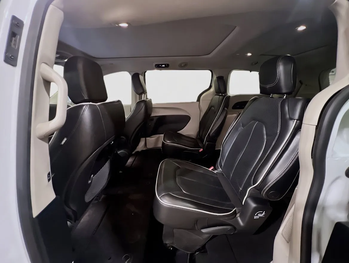 Chrysler Pacifica photo 18