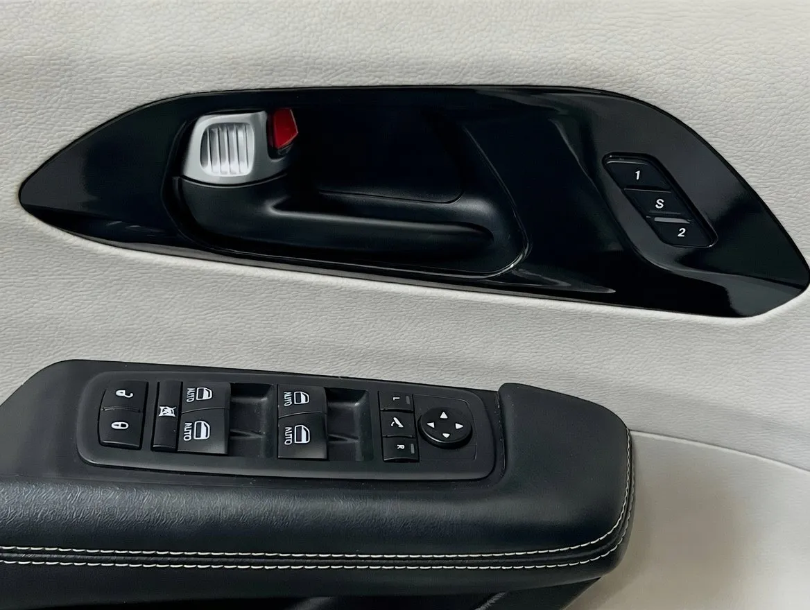 Chrysler Pacifica photo 14