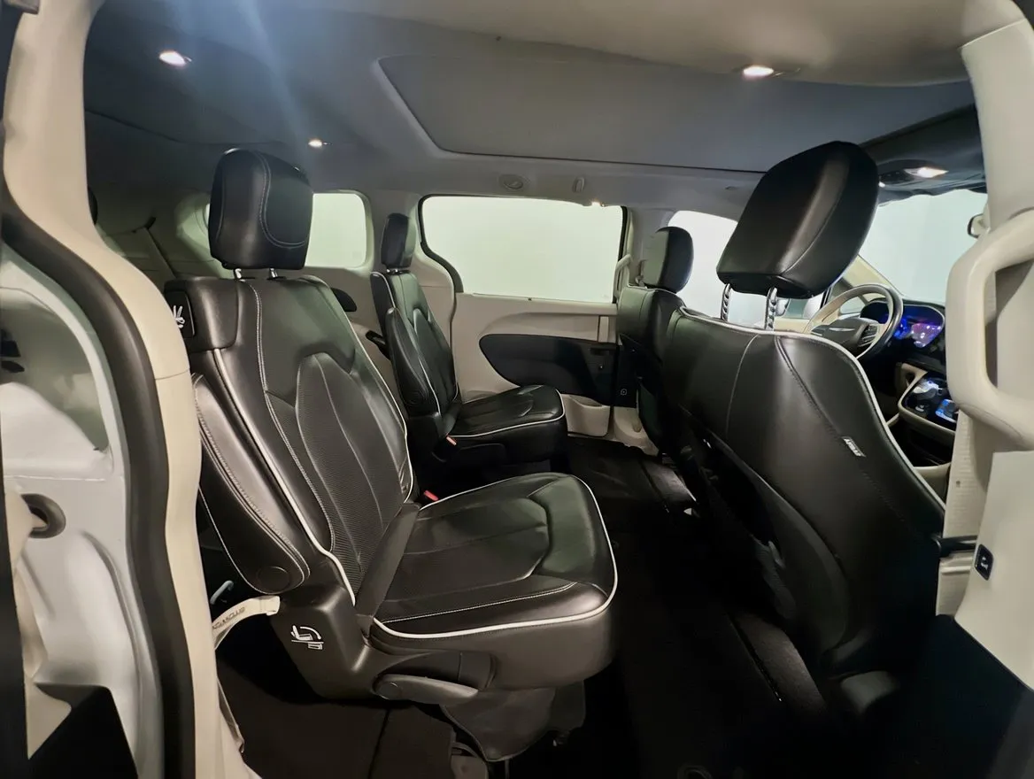 Chrysler Pacifica photo 21