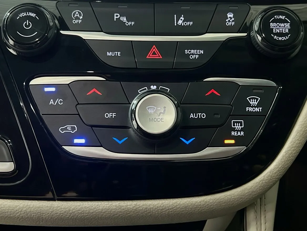 Chrysler Pacifica photo 12