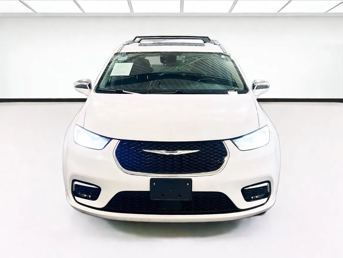 Chrysler Pacifica photo 2