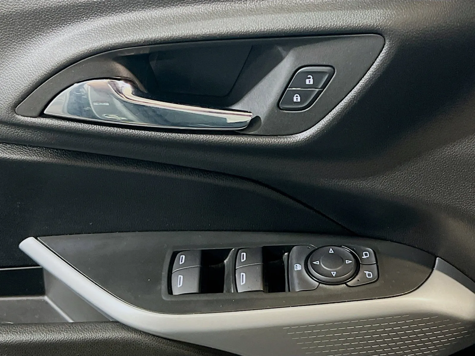2025 Chevrolet Trax LS - Photo 13