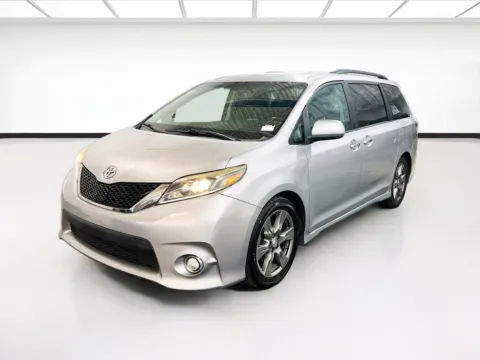 Silver 2017 Toyota Sienna SE for sale in Chandler, AZ