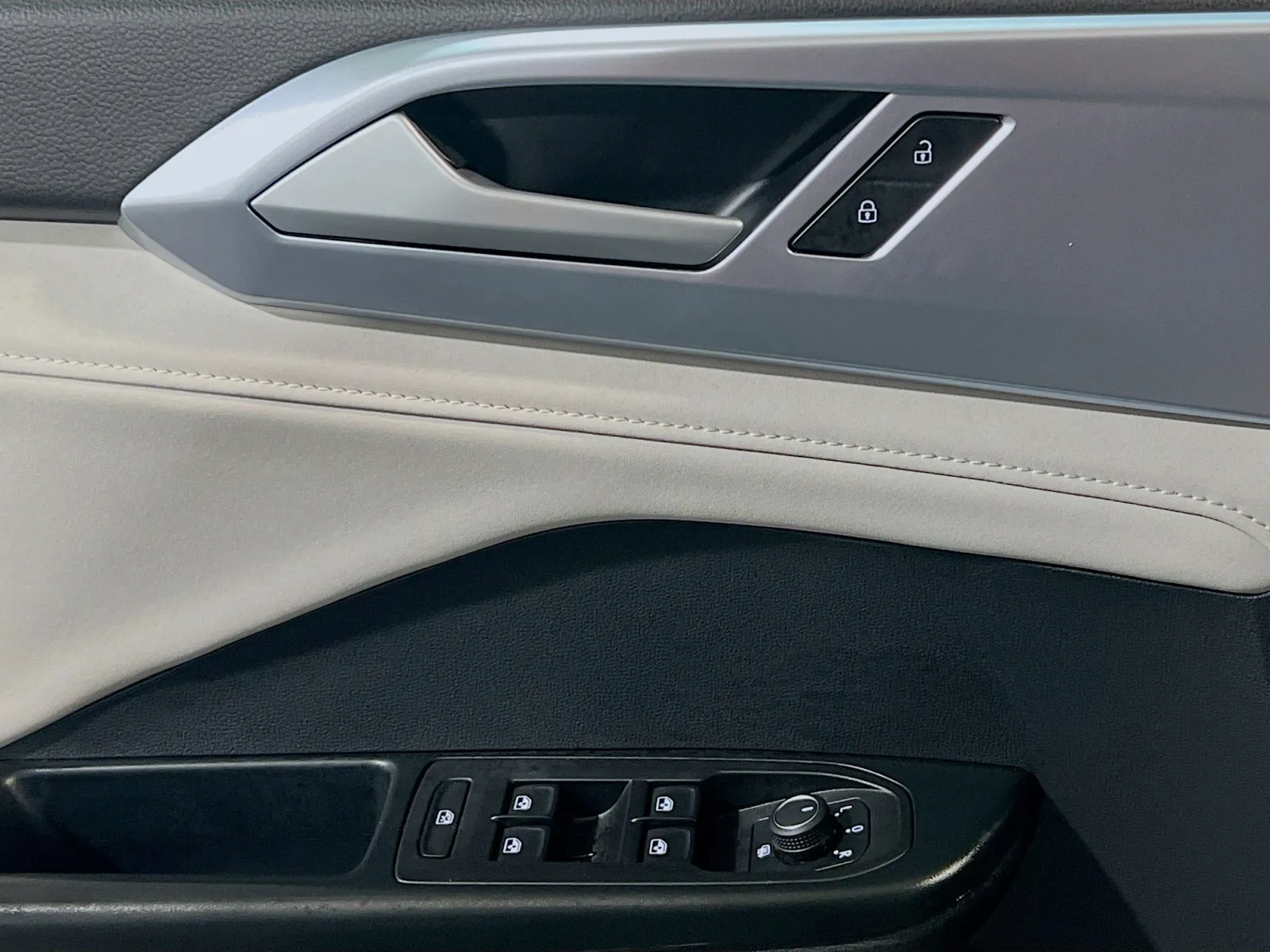 2025 Volkswagen Taos SE - Photo 13