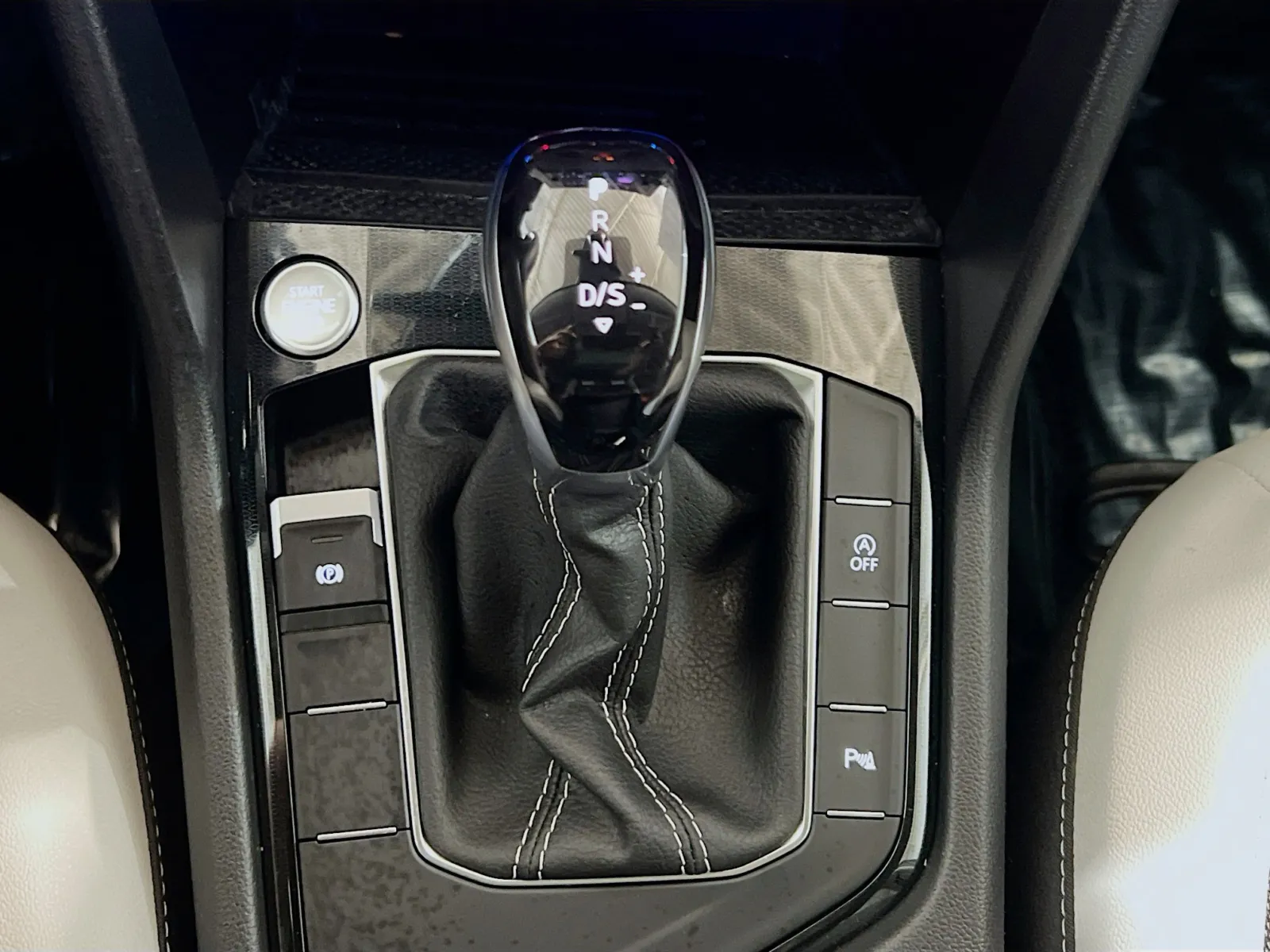 2025 Volkswagen Taos SE - Photo 12