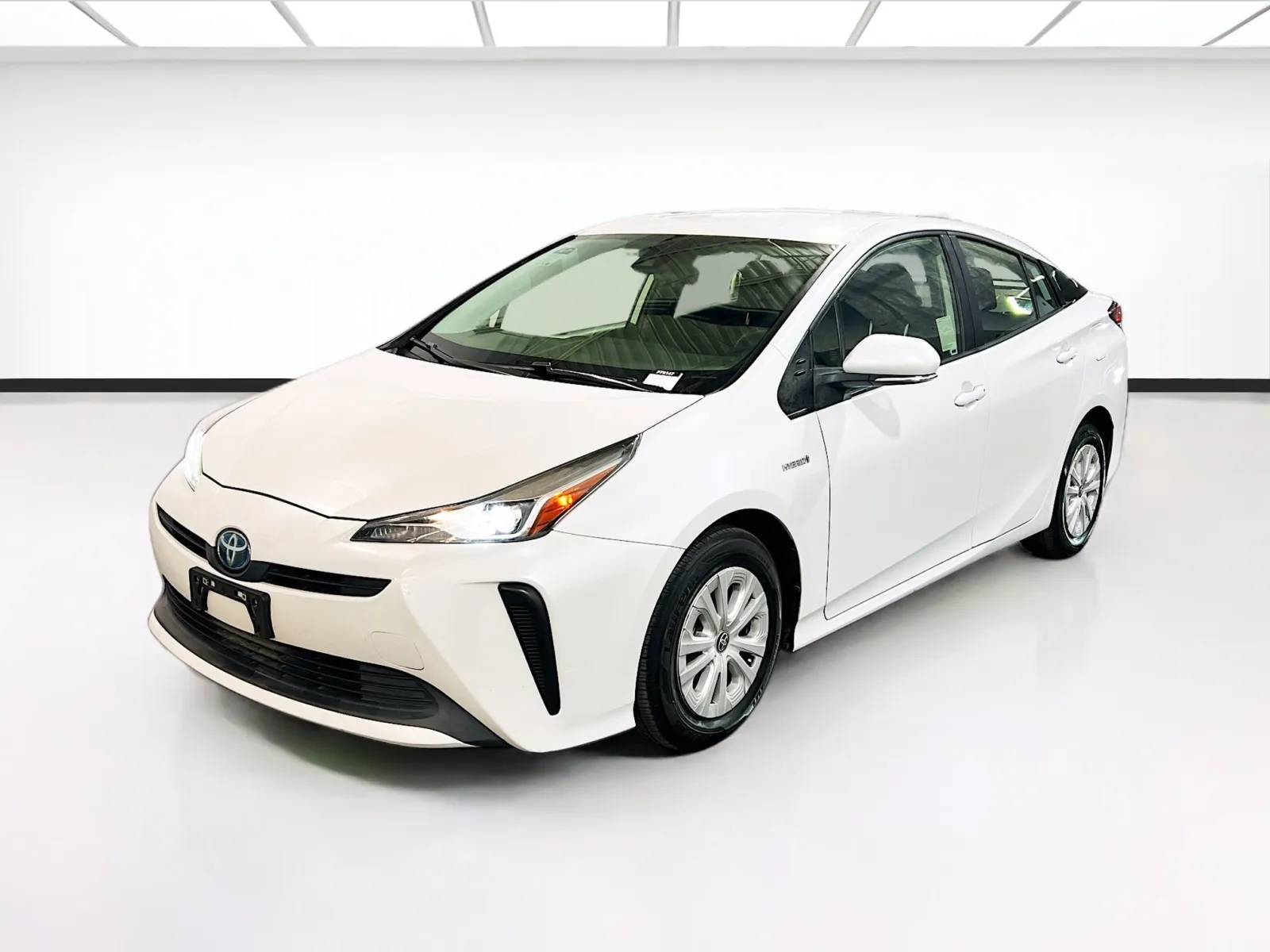 White 2021 Toyota Prius L for sale in Chandler, AZ
