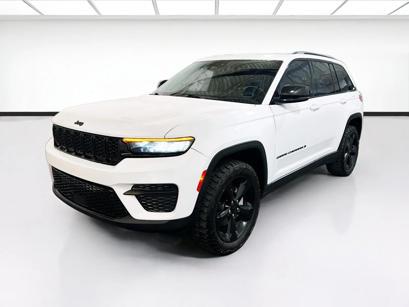 White 2022 Jeep Grand Cherokee Altitude for sale in Chandler, AZ