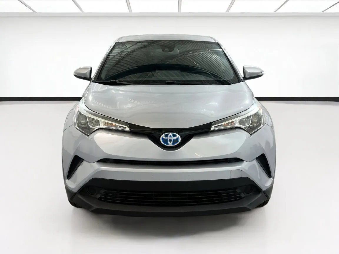 Toyota C-HR photo 2