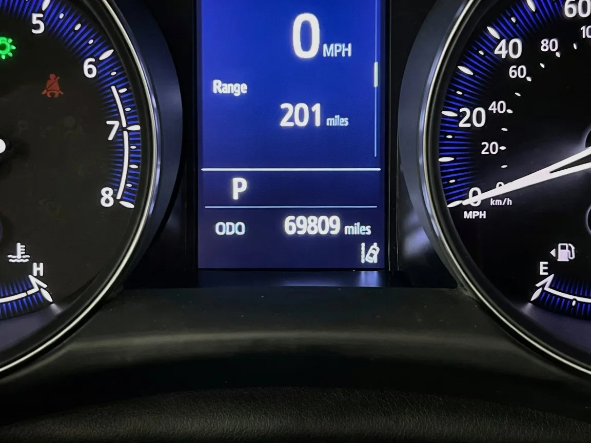 Toyota C-HR photo 8