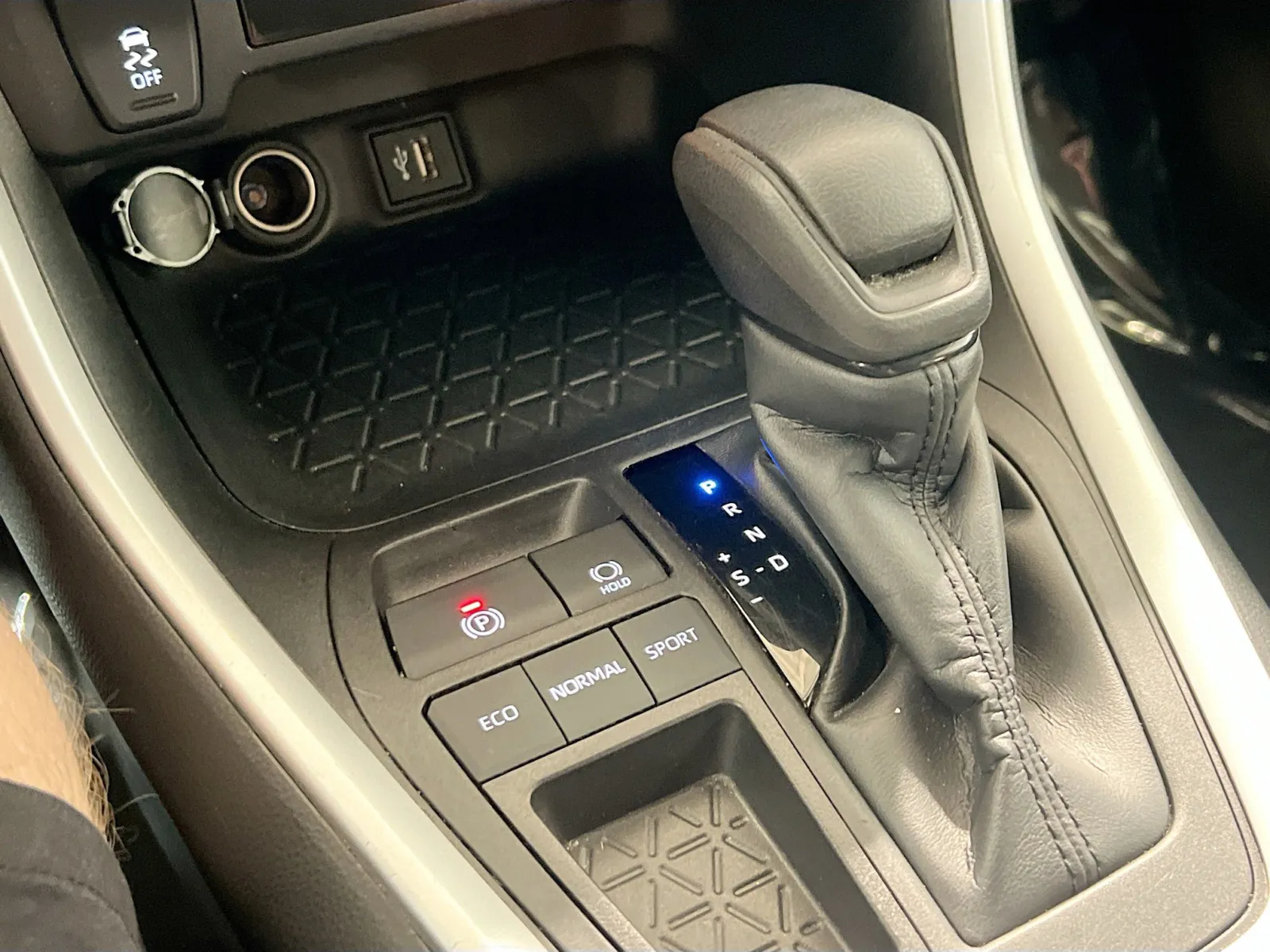 2023 Toyota RAV4 XLE - Photo 13