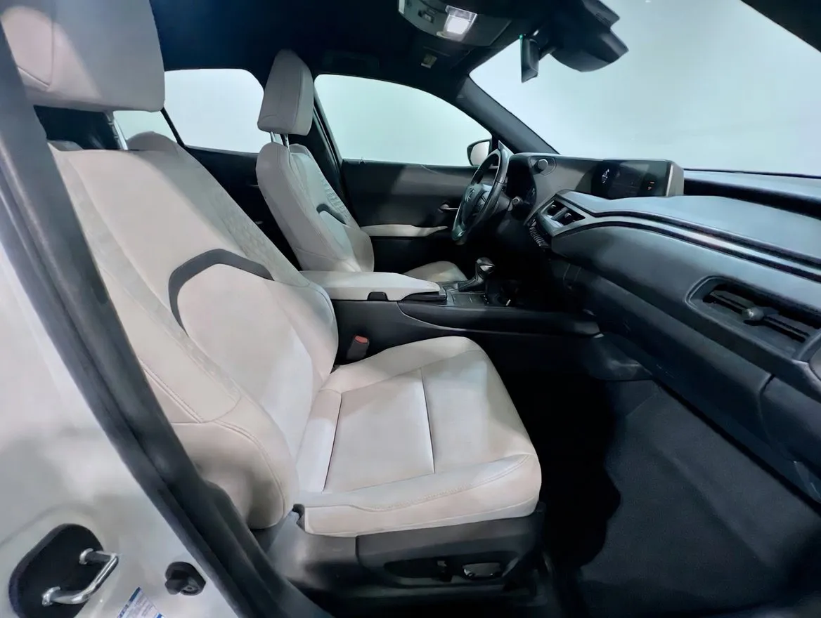 Lexus UX photo 12