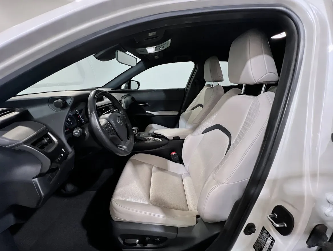 Lexus UX photo 9