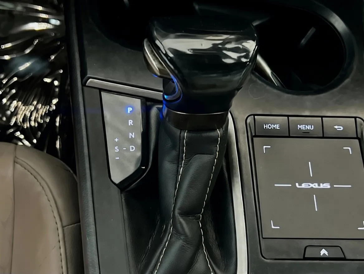 Lexus UX photo 17