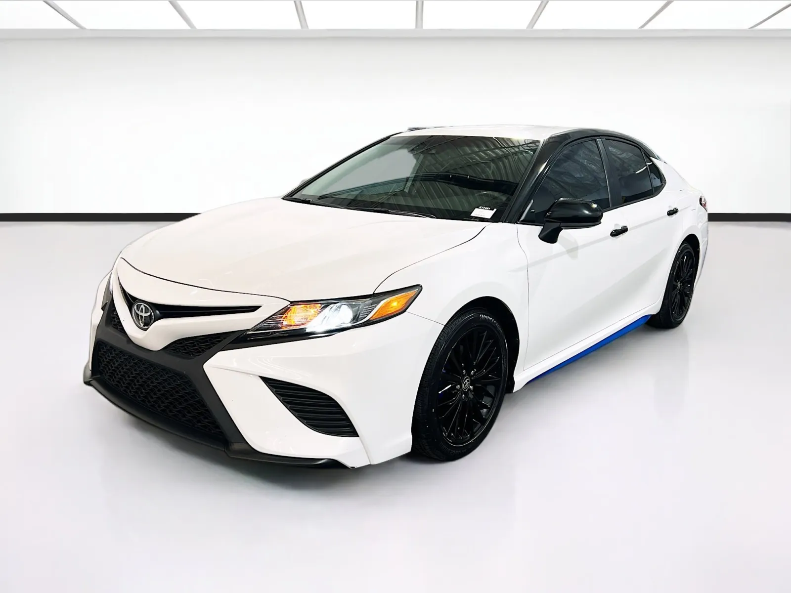 White 2020 Toyota Camry SE Nightshade for sale in Chandler, AZ