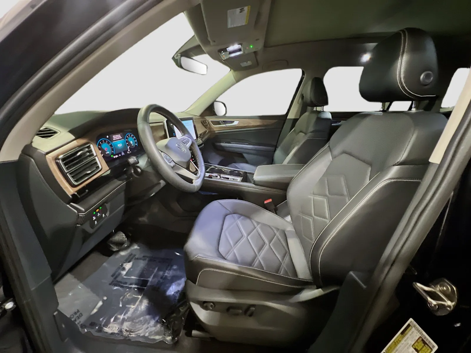 2024 Volkswagen Atlas SE w/Tech - Photo 14