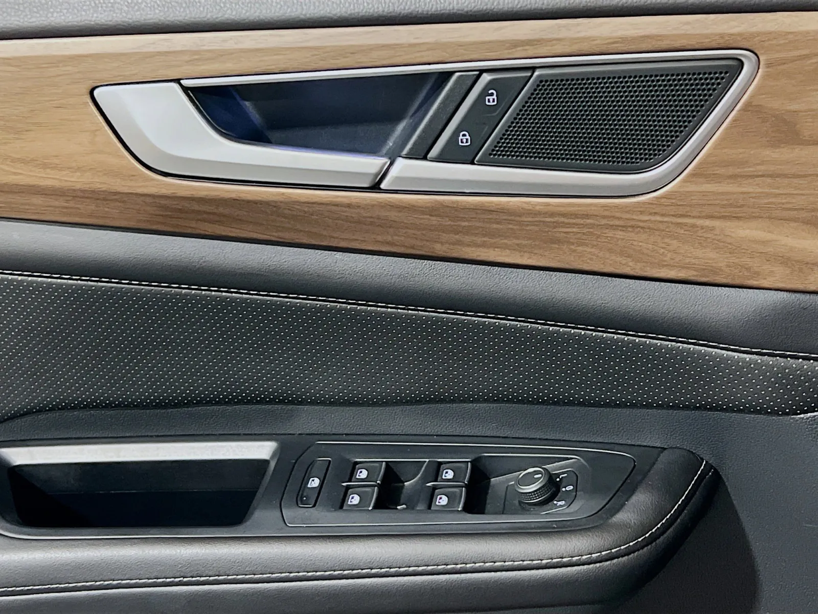 2024 Volkswagen Atlas SE w/Tech - Photo 13