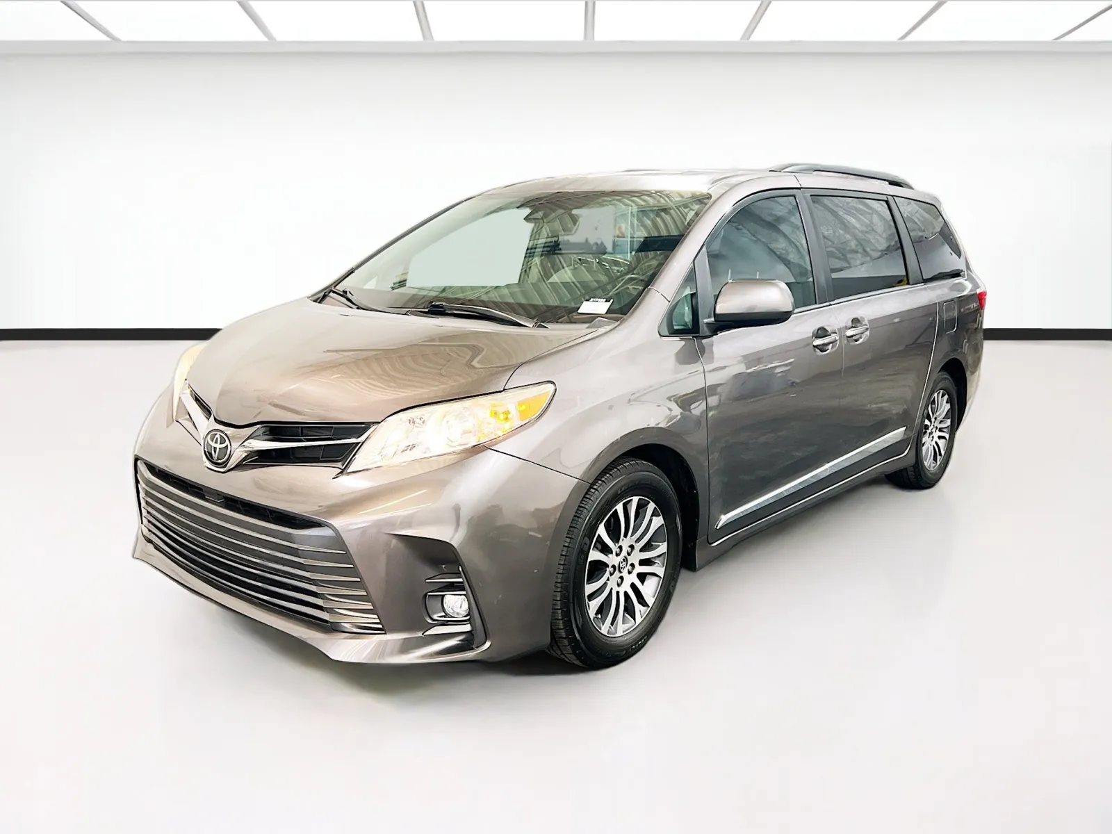 2019 Toyota Sienna XLE V6 7-Passenger Access Seat's photo