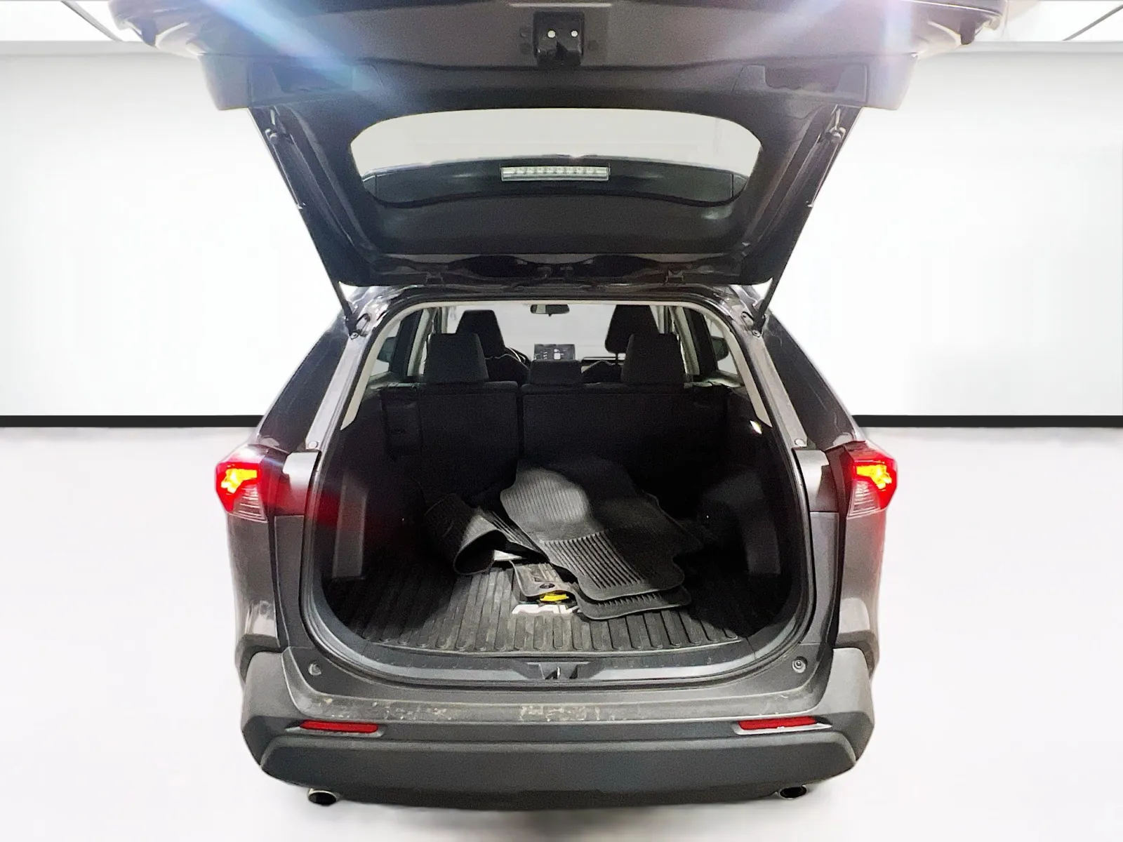 2023 Toyota RAV4 LE - Photo 18