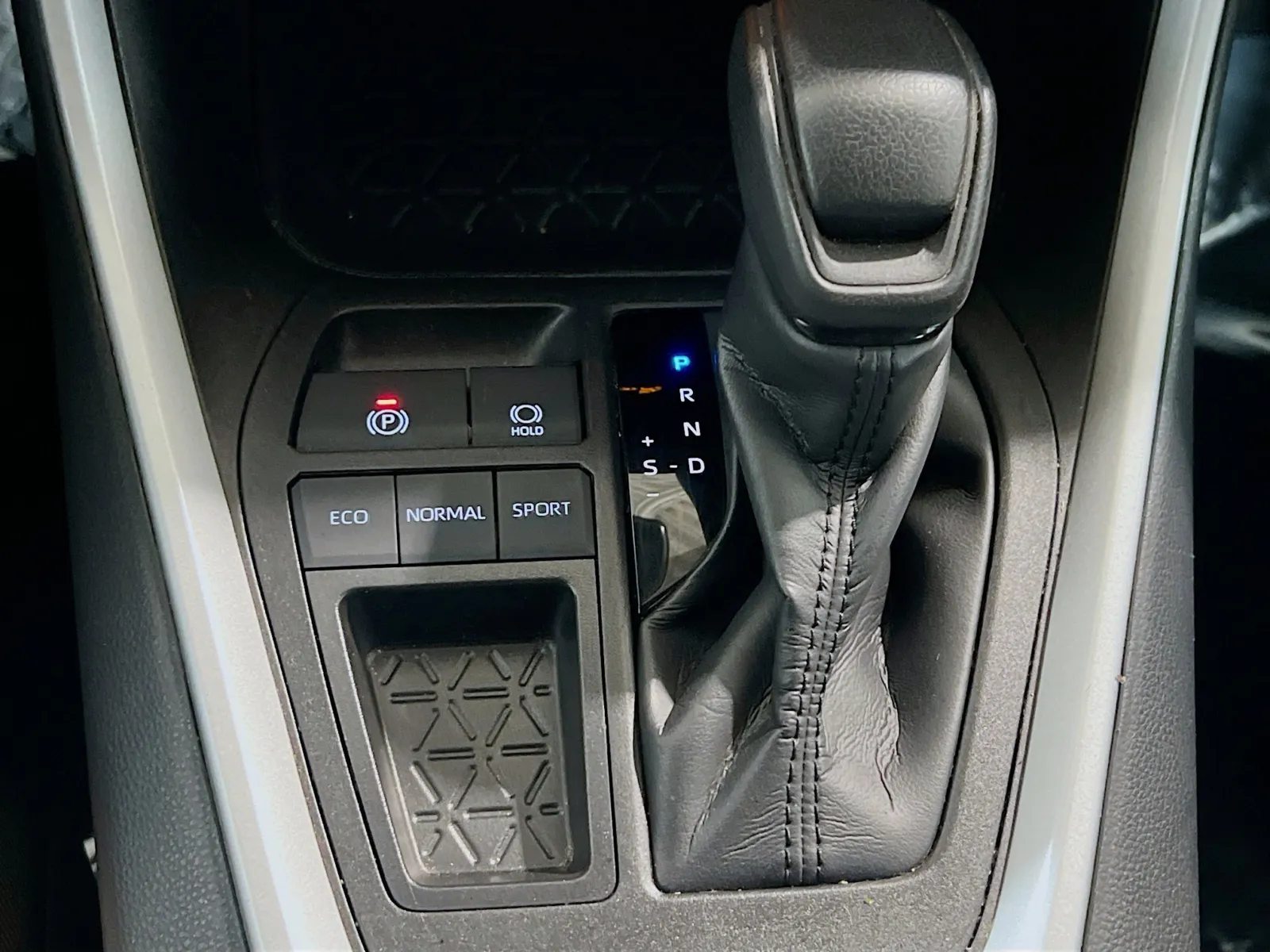 2023 Toyota RAV4 LE - Photo 12