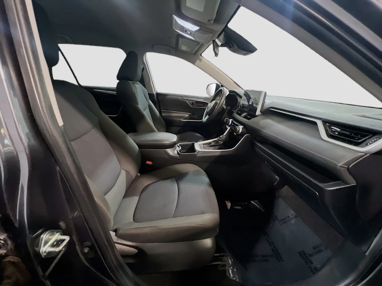 2023 Toyota RAV4 LE - Photo 20
