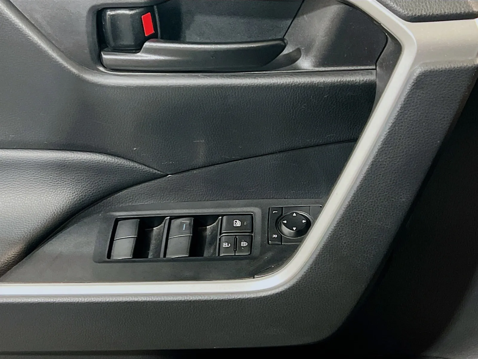 2023 Toyota RAV4 LE - Photo 13