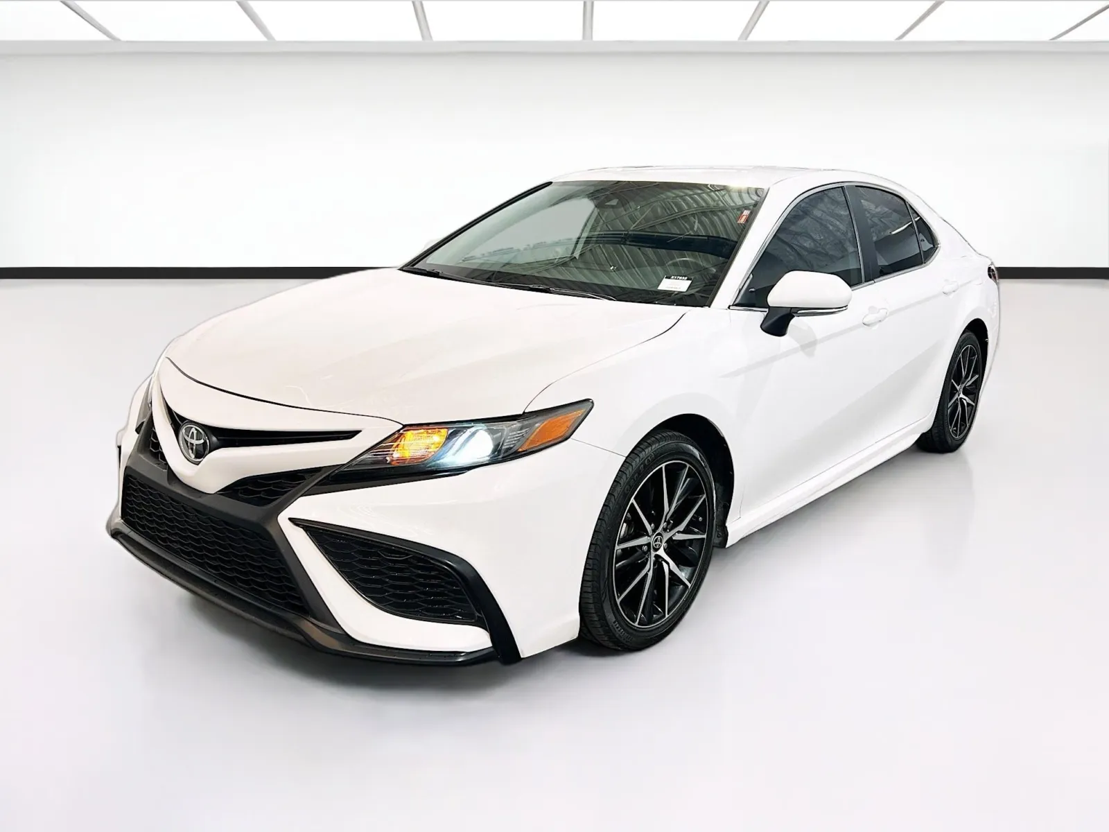 2024 Toyota Camry SE's photo