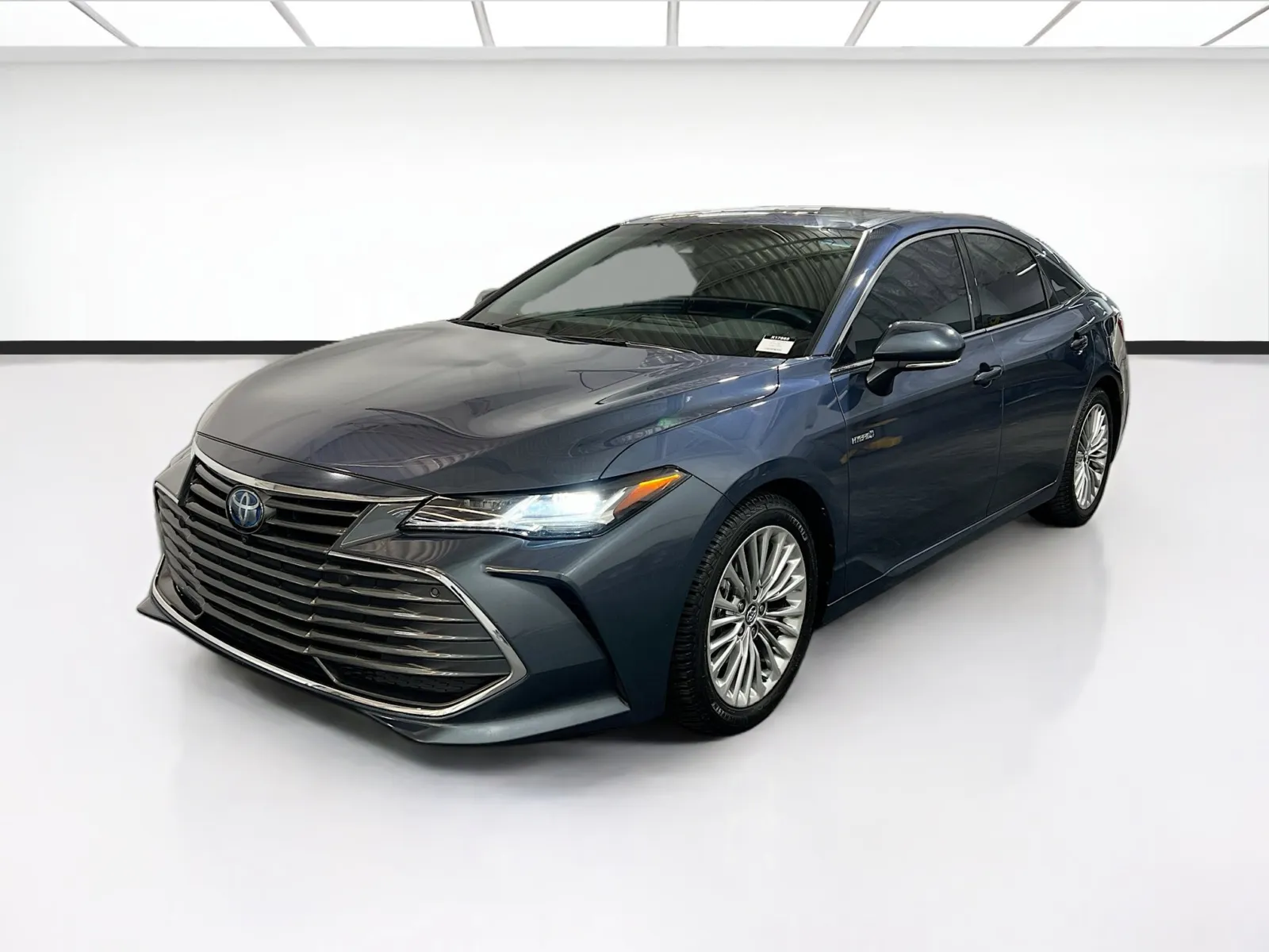 2020 Toyota Avalon Limited Hybrid's photo