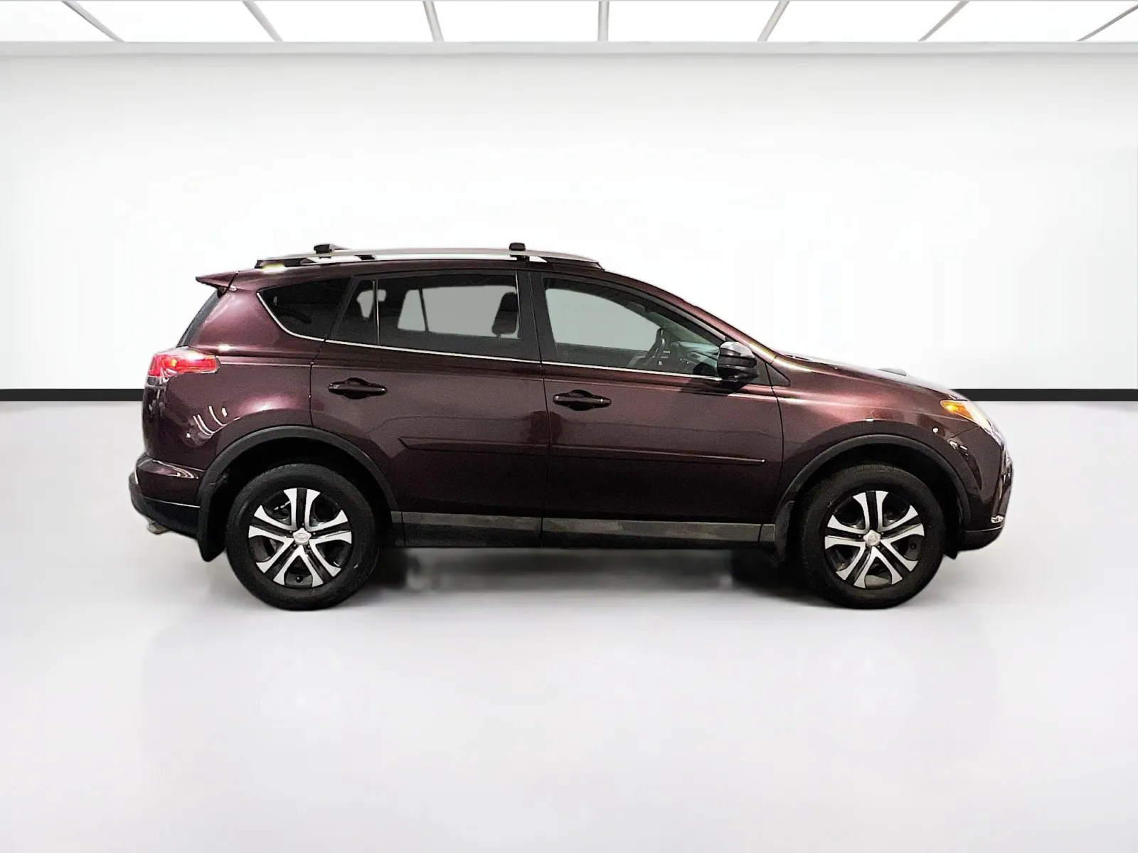 2018 Toyota RAV4 LE - Photo 22
