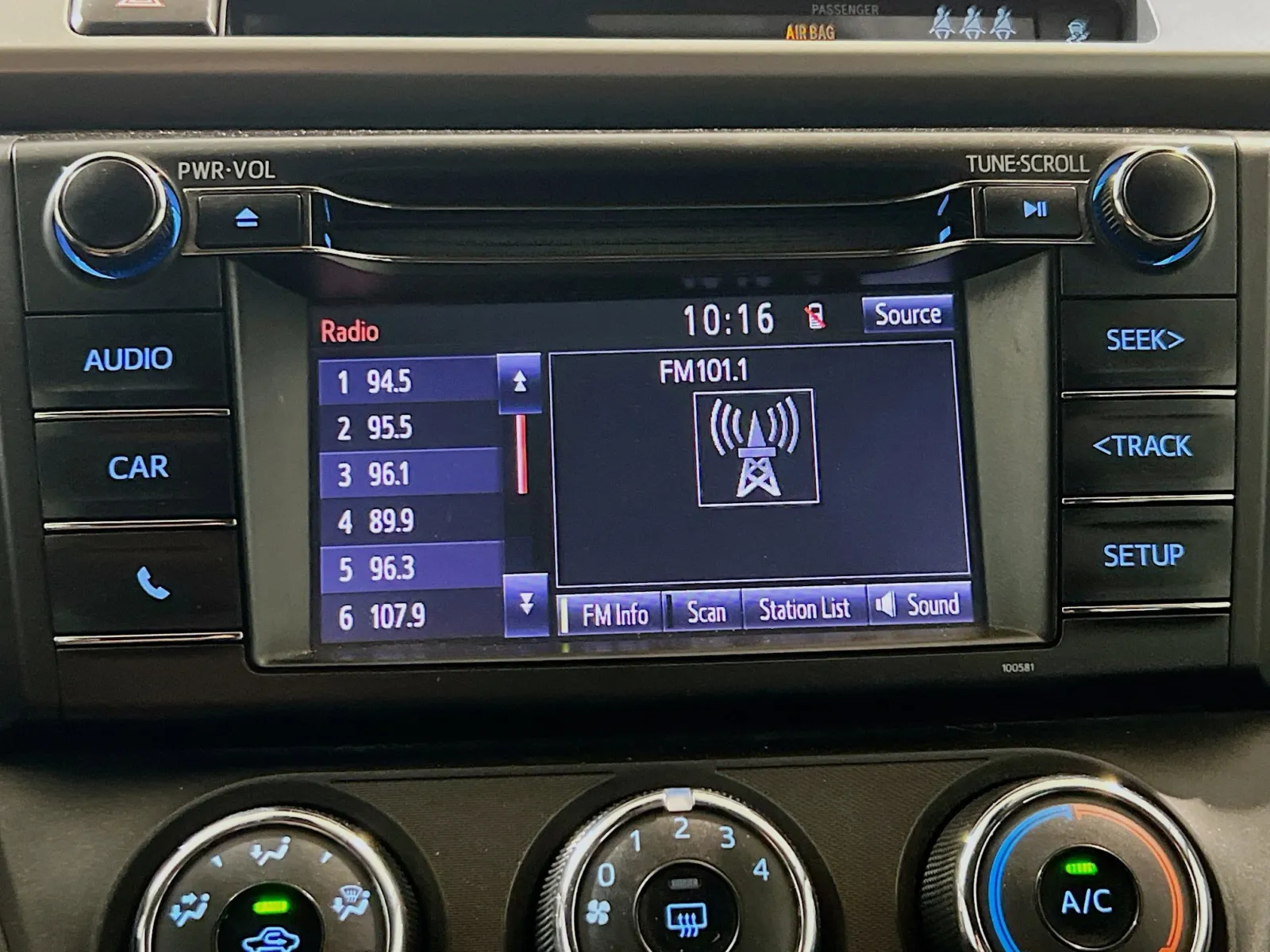 2018 Toyota RAV4 LE - Photo 10