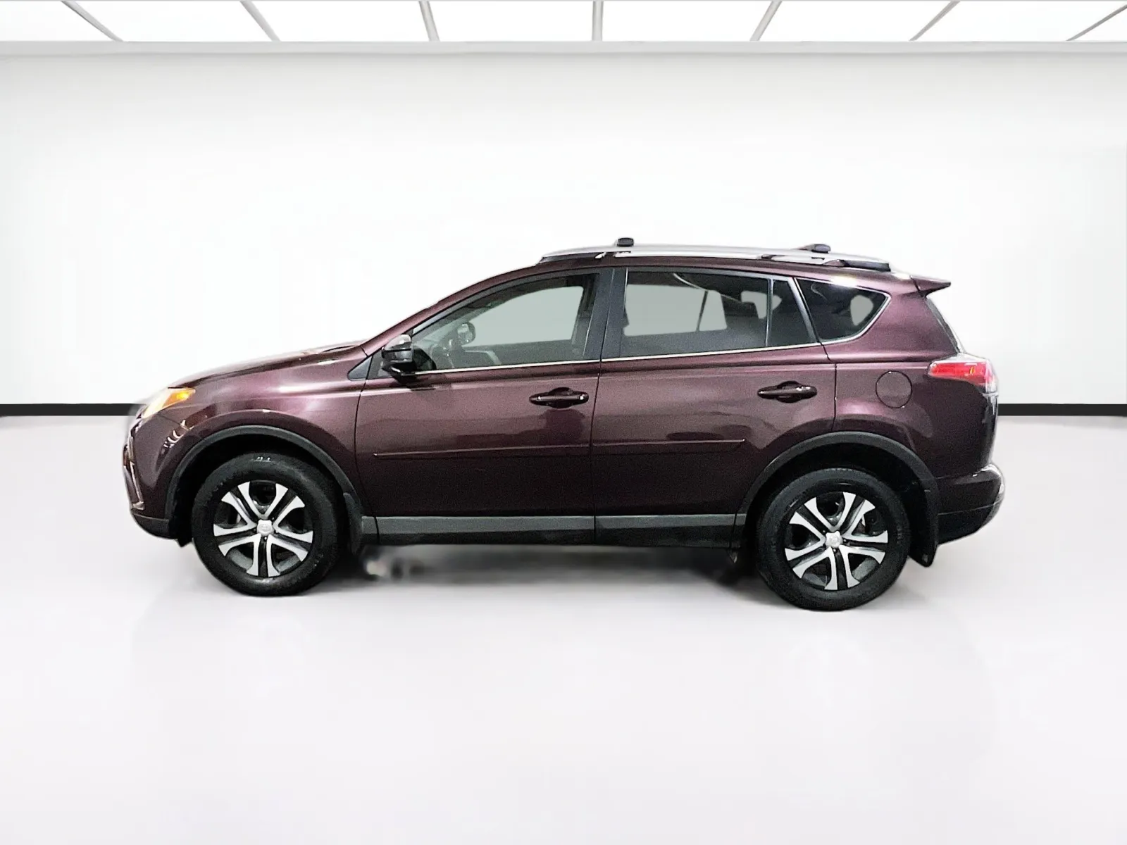 2018 Toyota RAV4 LE - Photo 21
