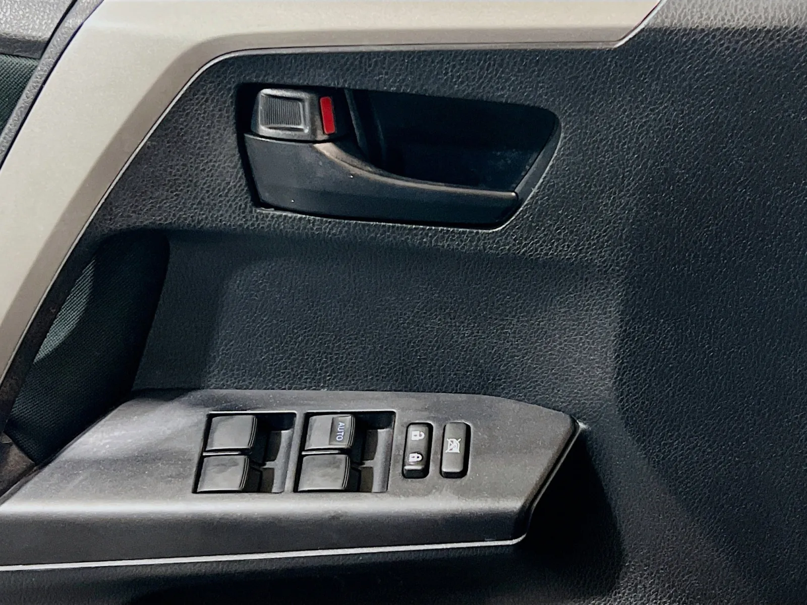 2018 Toyota RAV4 LE - Photo 13