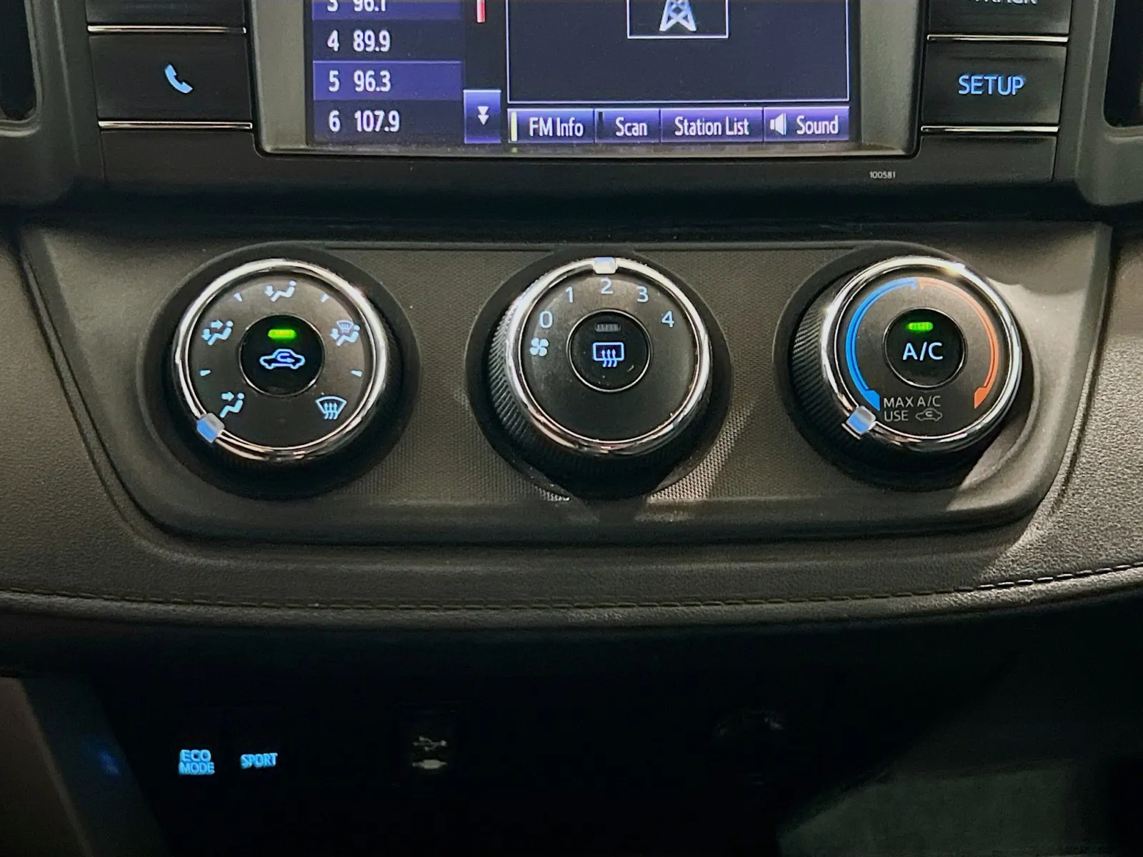 2018 Toyota RAV4 LE - Photo 11