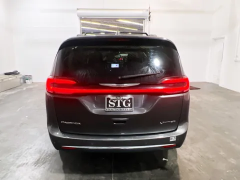 More photos of 2022 Chrysler Pacifica Limited at STG Chandler, AZ