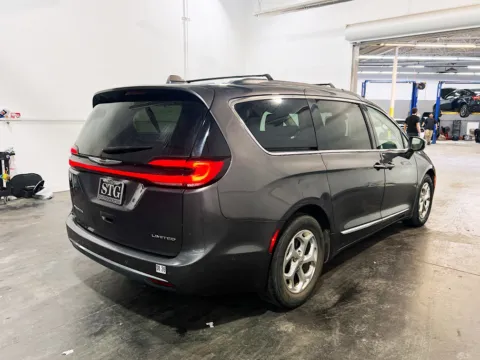 More photos of 2022 Chrysler Pacifica Limited at STG Chandler, AZ