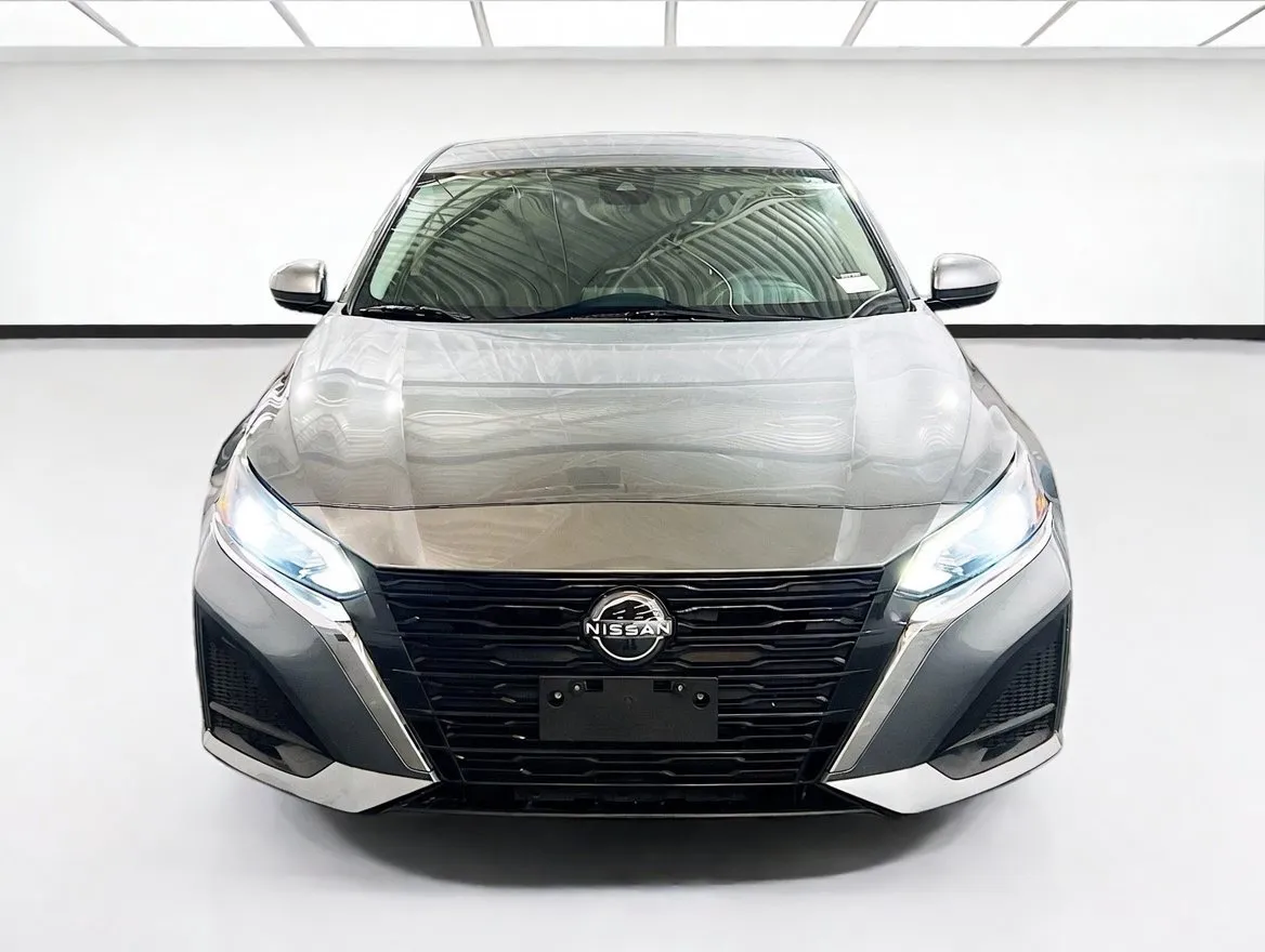 Nissan Altima photo 2