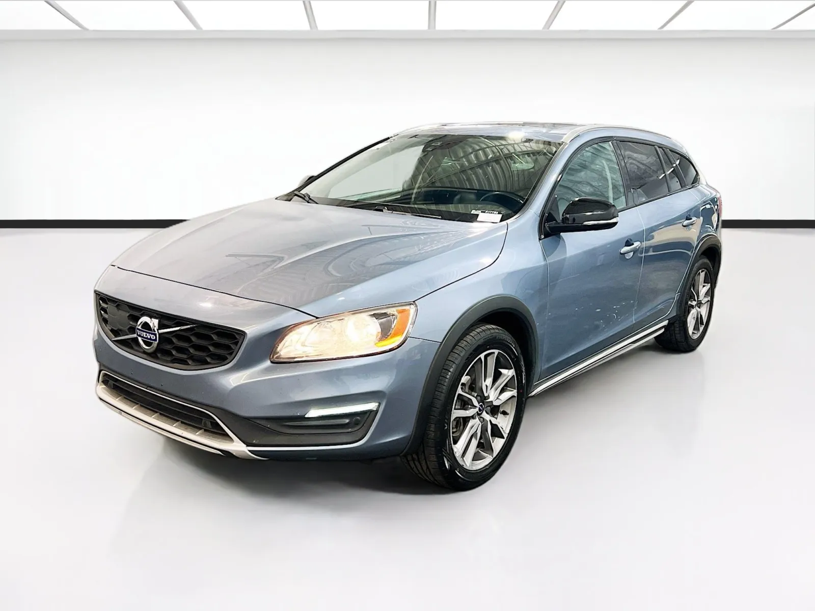 Gray 2018 Volvo V60 Cross Country for sale in Chandler, AZ