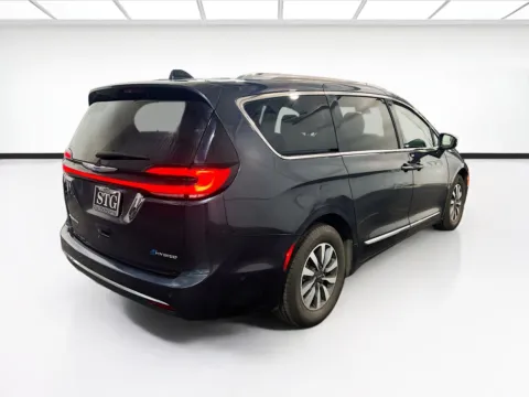 More photos of 2021 Chrysler Pacifica Hybrid Limited at STG Chandler, AZ