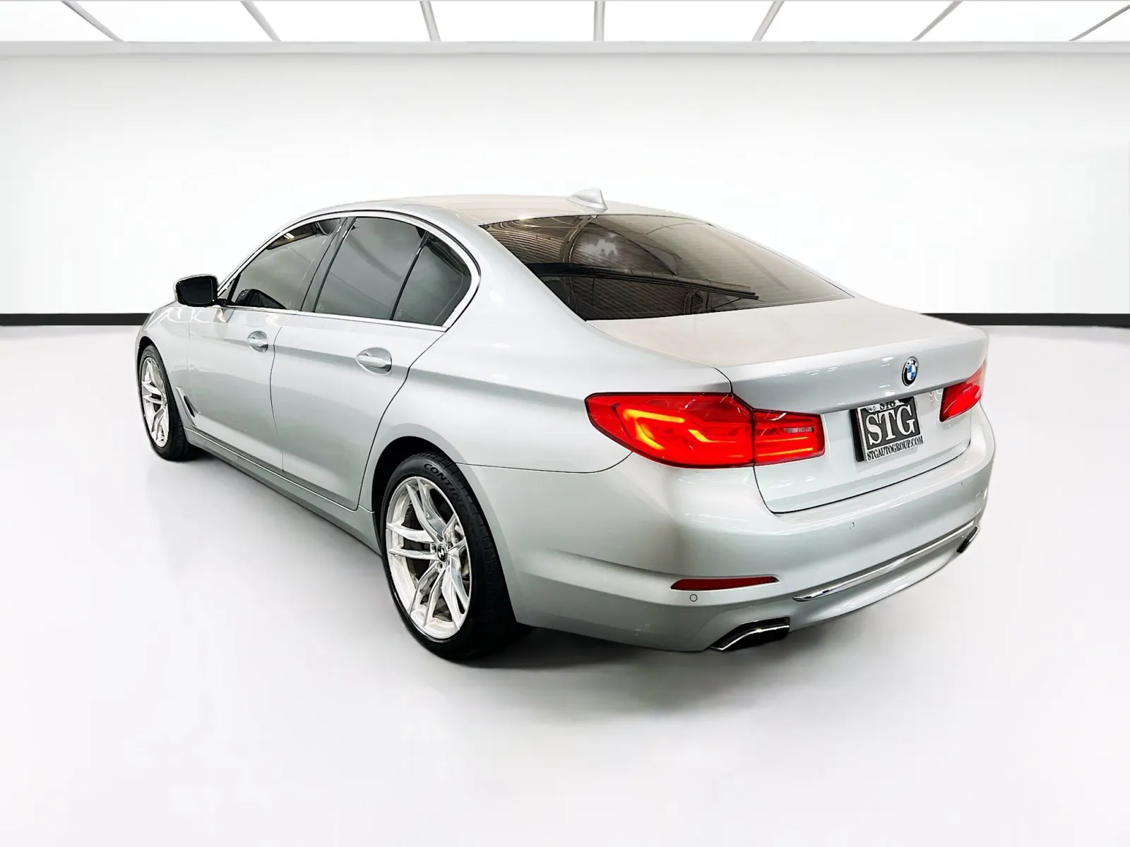 BMW 5 Series photo 6
