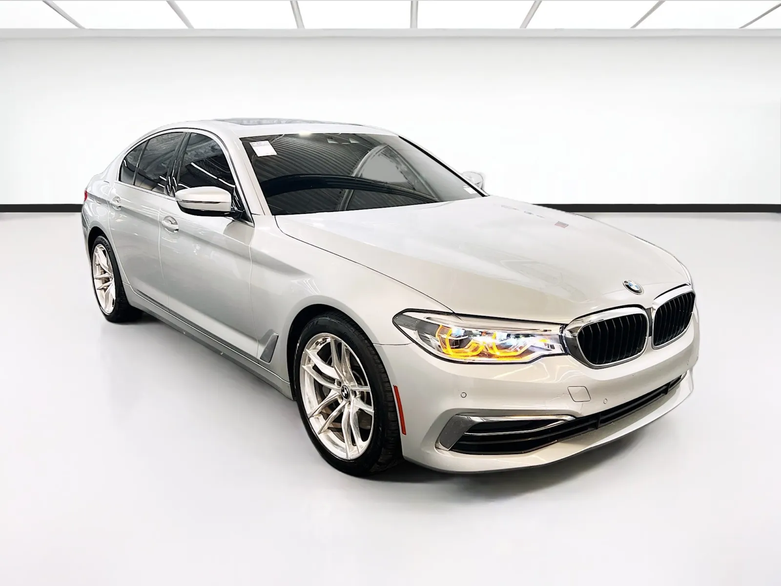BMW 5 Series photo 3