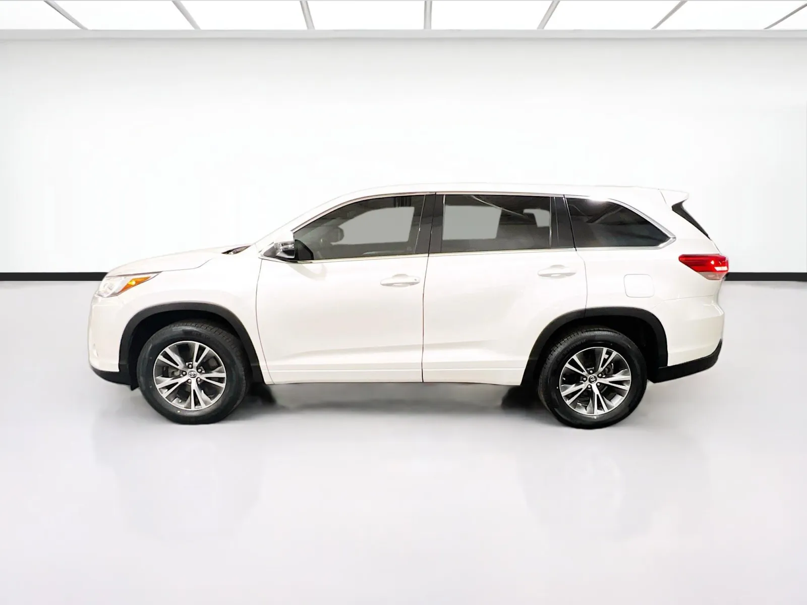 2017 Toyota Highlander LE - Photo 22