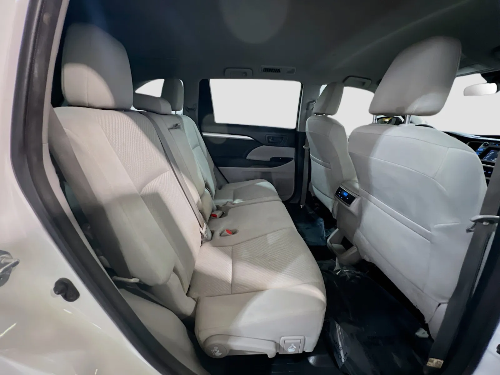 2017 Toyota Highlander LE - Photo 19