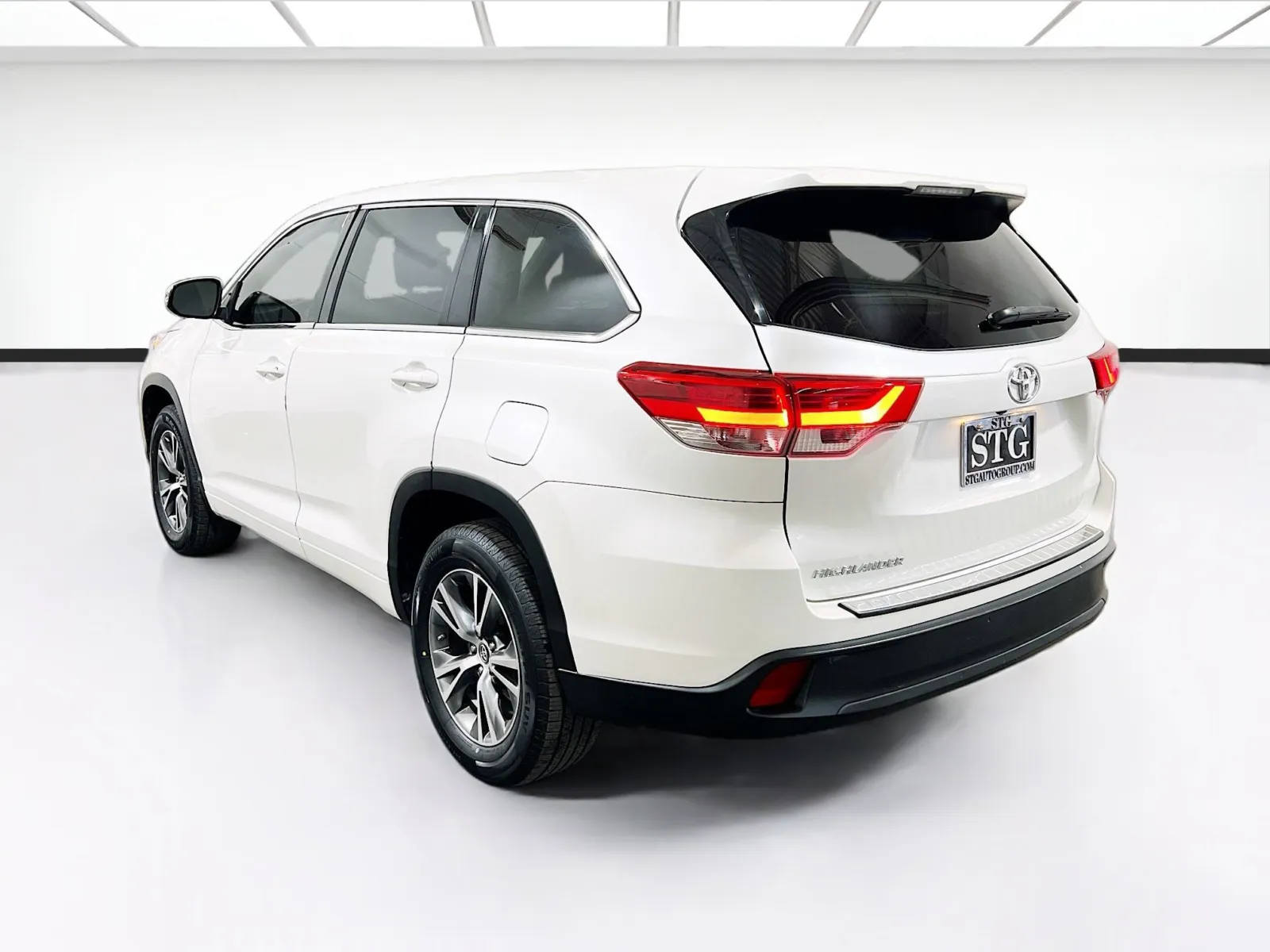 2017 Toyota Highlander LE - Photo 6