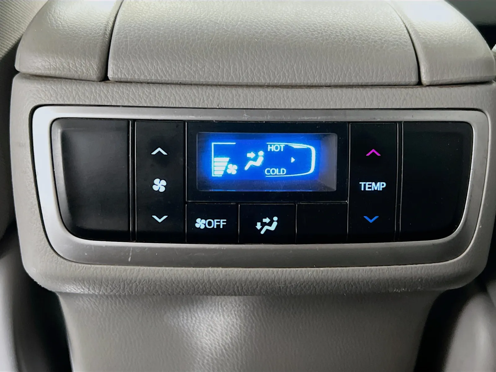 2017 Toyota Highlander LE - Photo 17