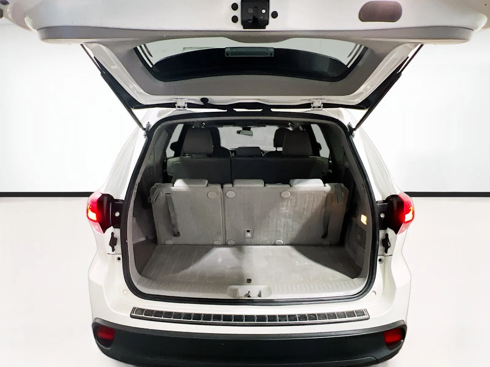 2017 Toyota Highlander LE - Photo 18