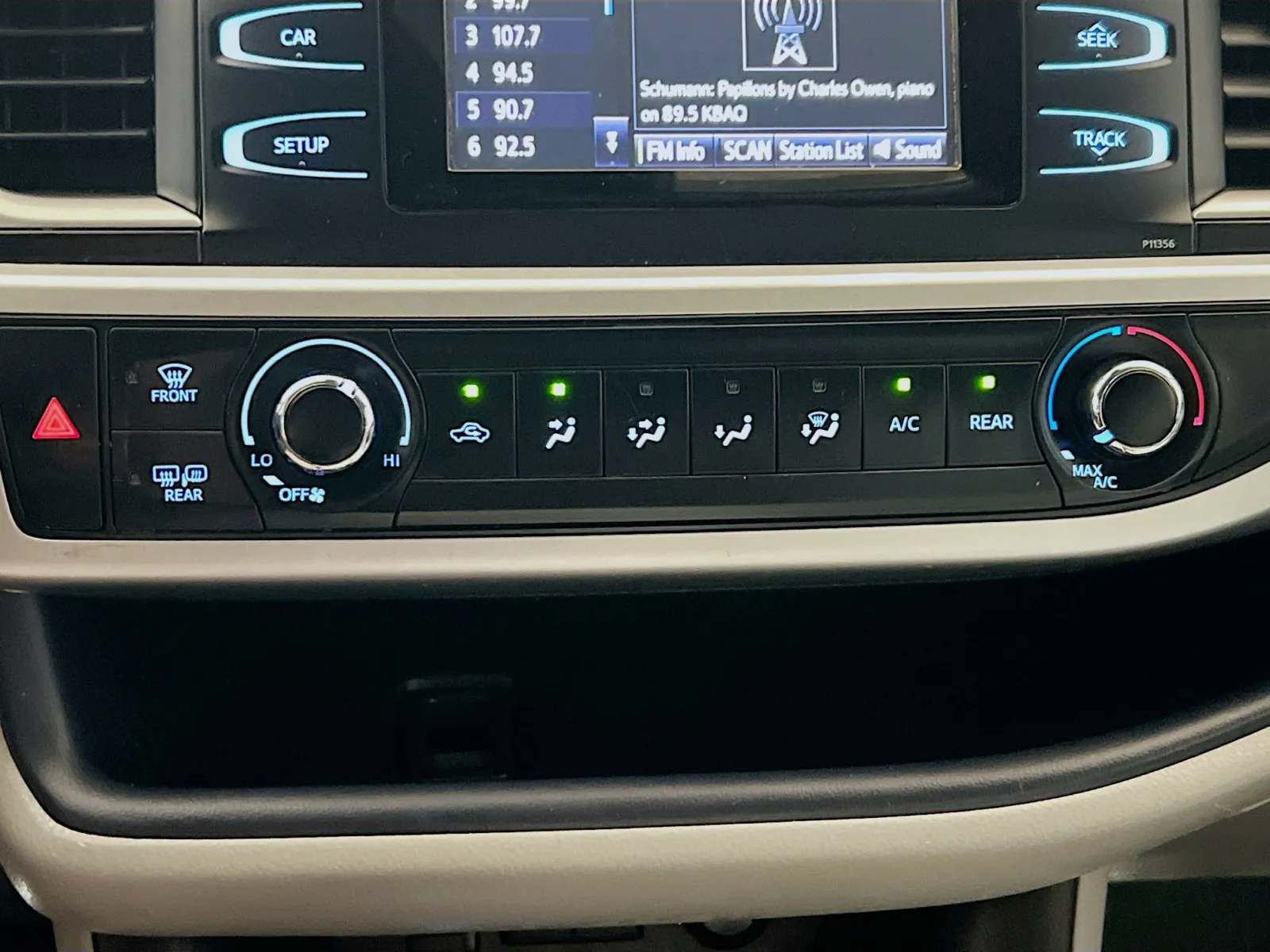 2017 Toyota Highlander LE - Photo 11