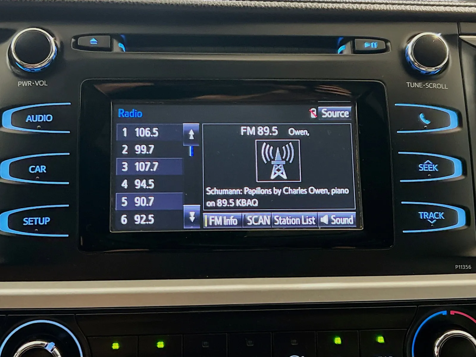 2017 Toyota Highlander LE - Photo 10