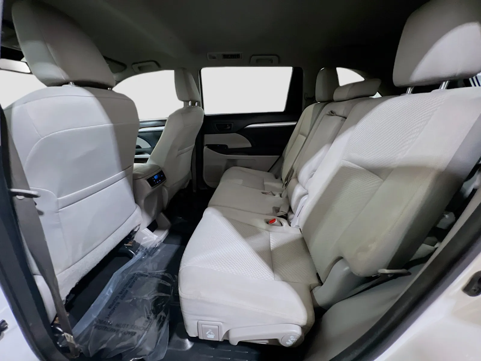 2017 Toyota Highlander LE - Photo 16